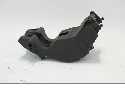 Vänster sida på Strålkastarfäste från en KTM 790 Duke -2018 motorcykel.