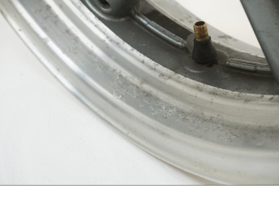 Höger sida på Fälg från en Yamaha XVZ 1300 -1997 motorcykel.