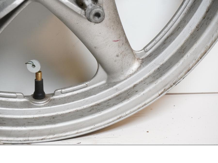 Extrabild3 på Fälg från en Suzuki GSX 1100 -1992 motorcykel.