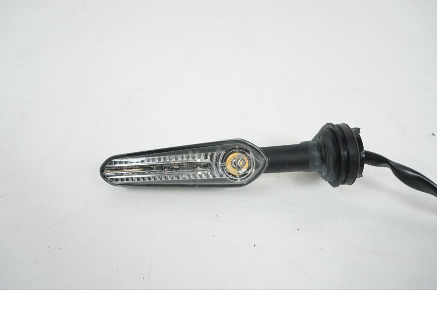 Snett uppifrån på Blinkers från en Yamaha MT-09 Tracer -2021 motorcykel.