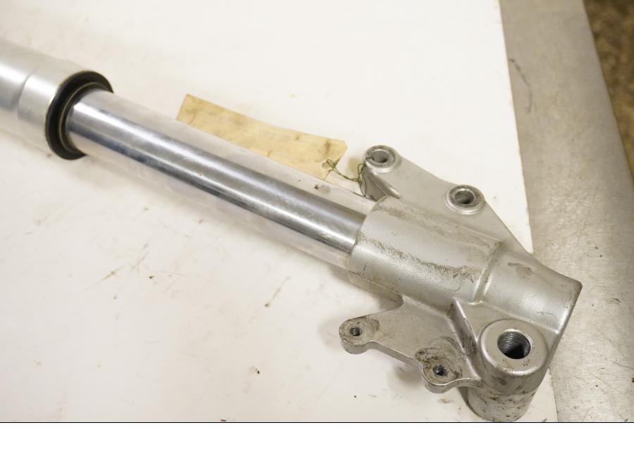 Baksidan på Gaffelben från en Aprilia Pegaso 650 -1997 motorcykel.