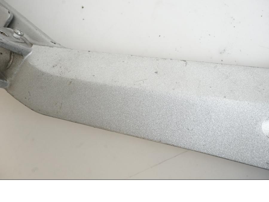 Höger sida på Fotpinnefäste från en Honda CB 600 Hornet -2005 motorcykel.