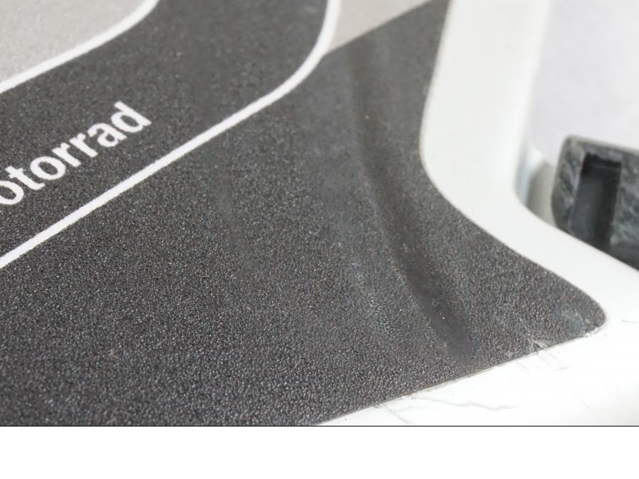 Vänster sida på Tankkåpa från en BMW R 1200 GSA -2012 motorcykel.