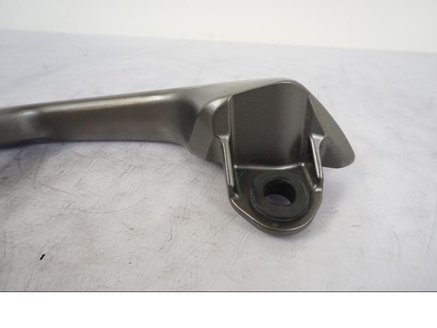 Snett uppifrån på Passagerarhandtag från en Kawasaki ER-6N -2012 motorcykel.