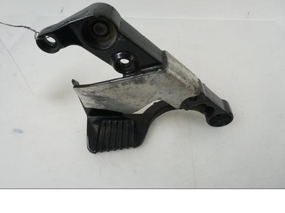 Baksidan på Fotpinnefäste från en Yamaha FZ 750 -1988 motorcykel.