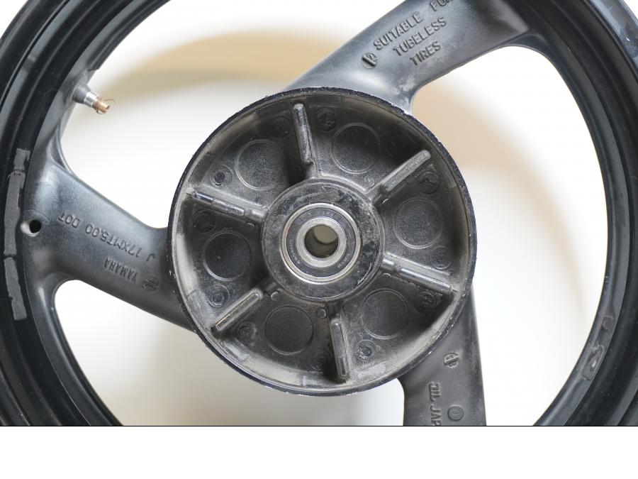 Baksidan på Fälg från en Yamaha FZ-S 600 -1998 motorcykel.