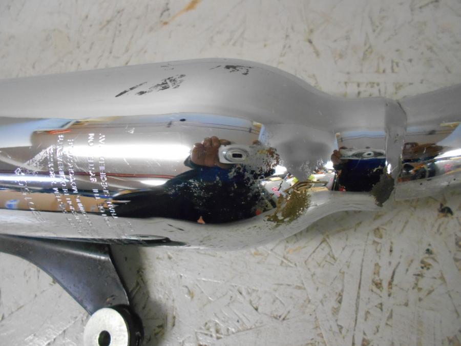Höger sida på Ljuddämpare från en Triumph Bonneville -2001 motorcykel.