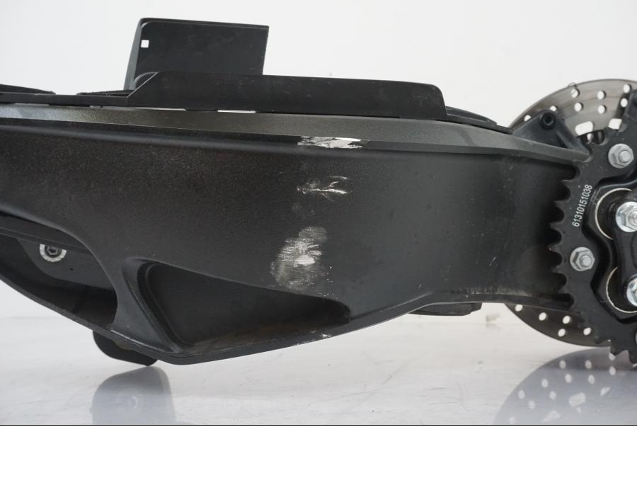 Höger sida på Sving från en KTM 1290 Super Duke R EVO -2023 motorcykel.