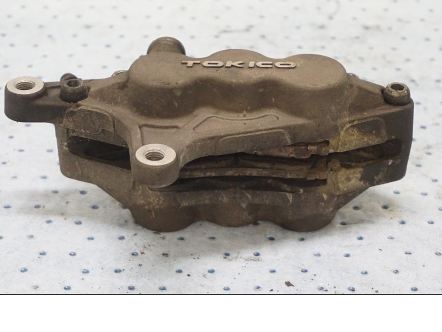 Baksidan på Bromsok från en Kawasaki ZX-6R -2000 motorcykel.