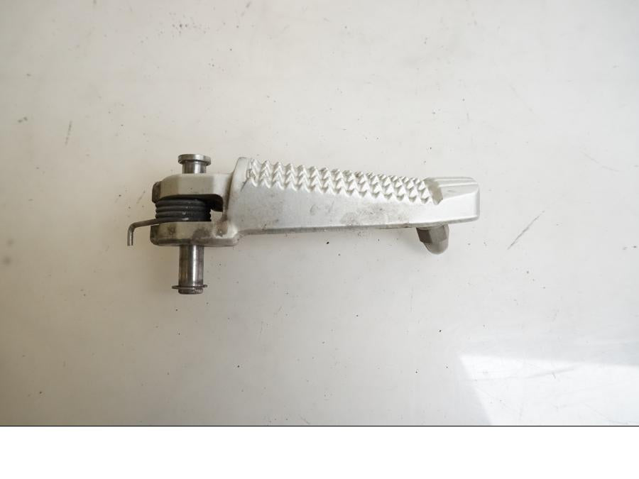 Framsidan på Fotpinne från en BMW K 1200 S -2007 motorcykel.