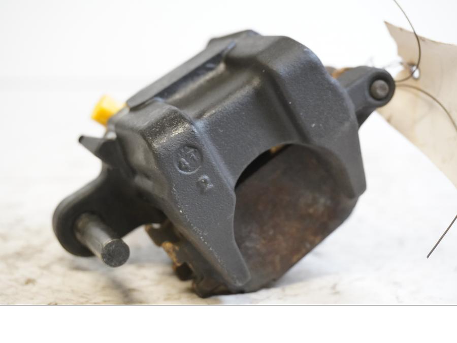 Baksidan på Bromsok från en Suzuki SV 1000 -2005 motorcykel.