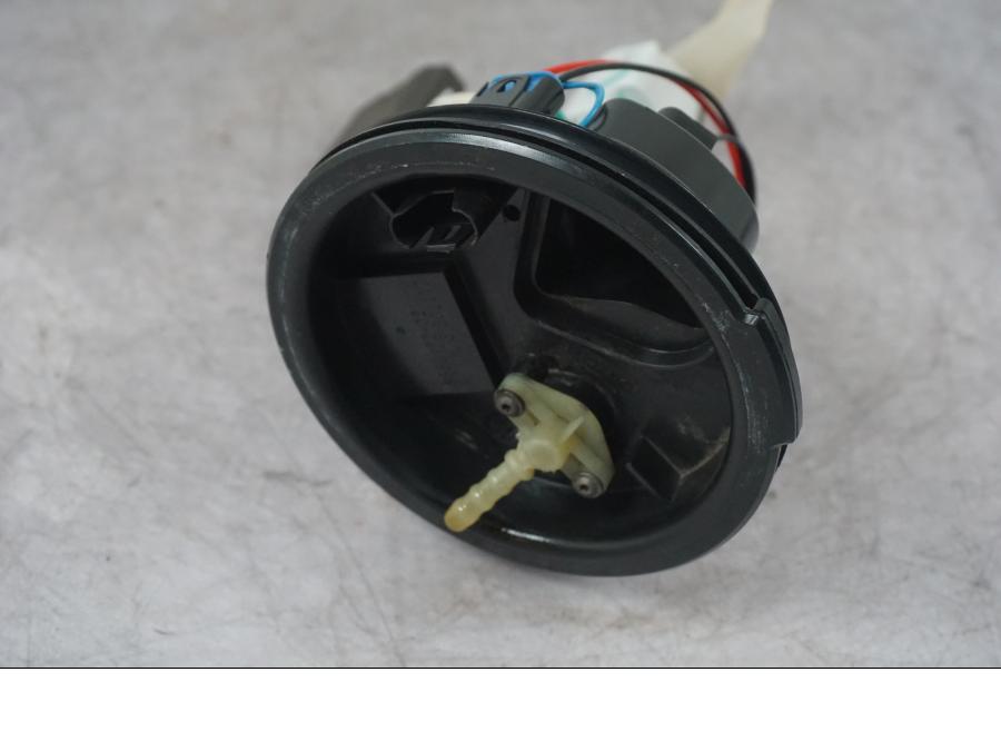 Höger sida på Bensinpump insprut från en BMW F 800 R -2018 motorcykel.