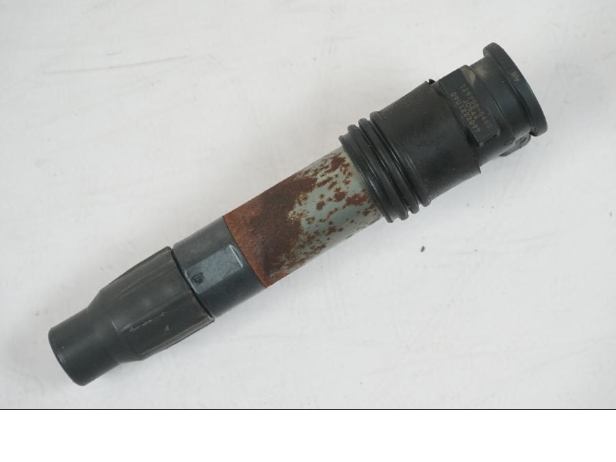 Vänster sida på Tändspole från en KTM 1290 Super Duke R -2018 motorcykel.