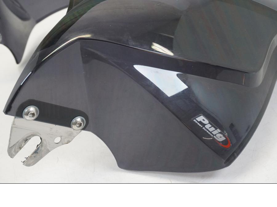 Vänster sida på Vindruta från en Honda CB 750 -2002 motorcykel.