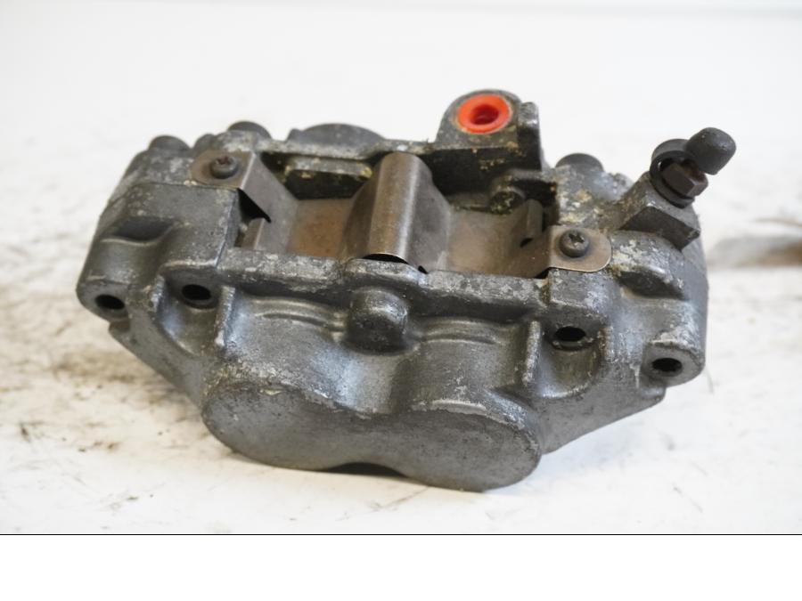 Baksidan på Bromsok från en Kawasaki ZZR 600 -1993 motorcykel.