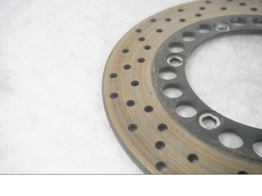 Baksidan på Bromsskiva från en Yamaha YZF 1000 R1 -2001 motorcykel.