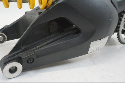 Vänster sida på Sving från en Ducati Hyperstrada -2013 motorcykel.