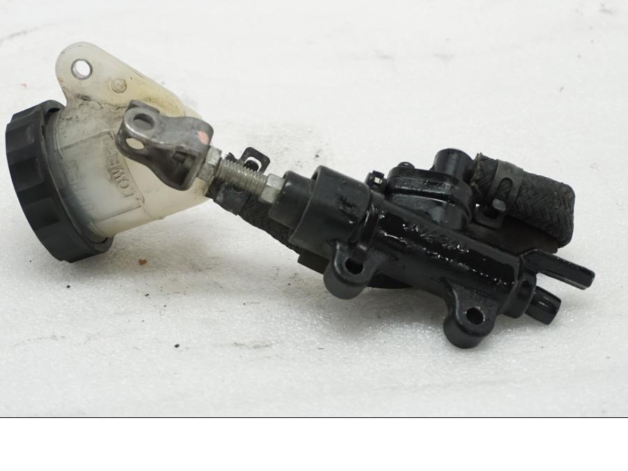 Baksidan på Bromshuvudcylinder från en Honda XL 1000 V -2008 motorcykel.