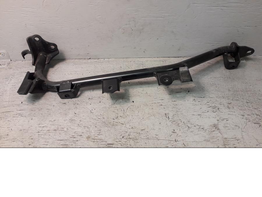 Framsidan på Fotplattefäste från en Honda ADV 750 -2017 motorcykel.