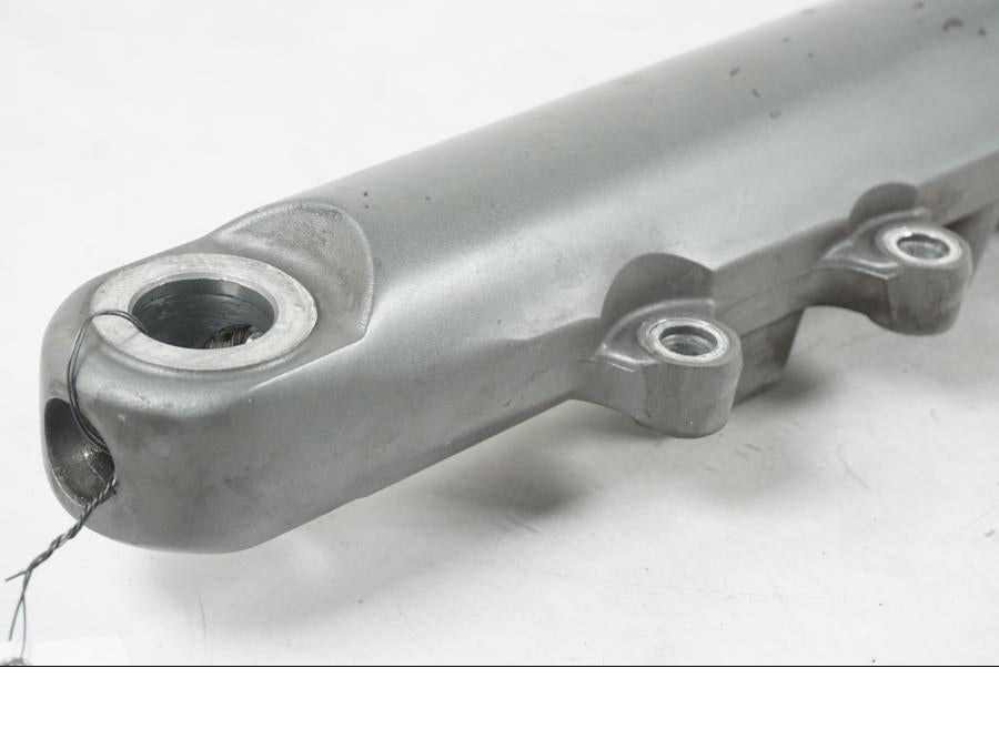 Baksidan på Gaffelben från en H-D Softail FXCW Rocker -2008 motorcykel.