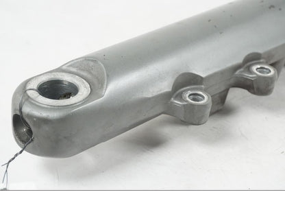 Baksidan på Gaffelben från en H-D Softail FXCW Rocker -2008 motorcykel.