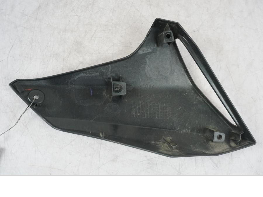 Snett uppifrån på Sidkåpa från en Yamaha MT-09 -2016 motorcykel.