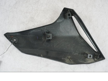 Snett uppifrån på Sidkåpa från en Yamaha MT-09 -2016 motorcykel.