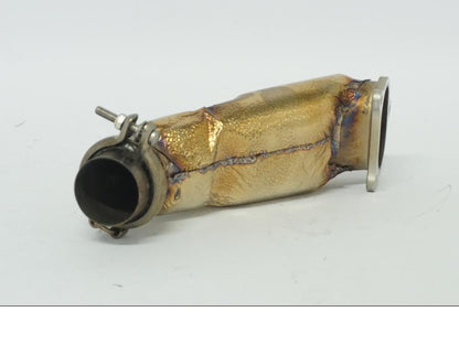 Höger sida på Grenrör från en Ducati Desert X -2022 motorcykel.