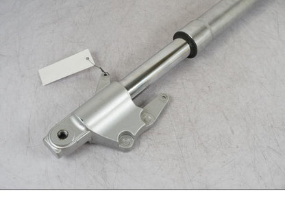 Extrabild1 på Gaffelben från en Suzuki VZ 800 -2000 motorcykel.