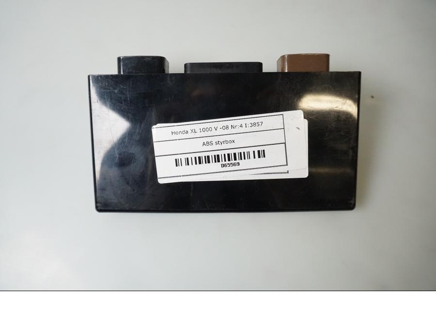 Framsidan på ABS styrenhet från en Honda XL 1000 V -2008 motorcykel.