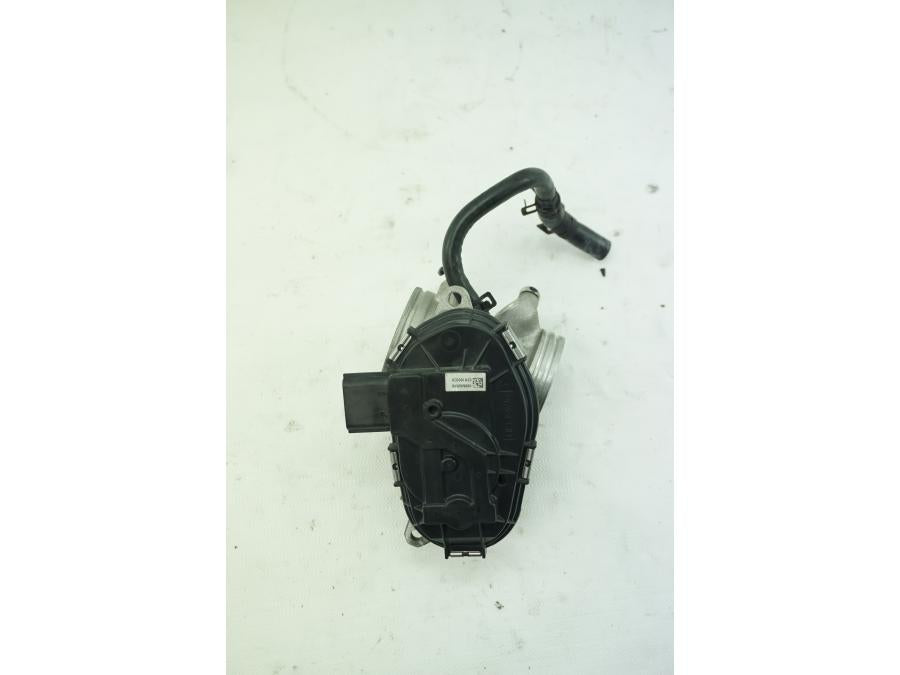 Vänster sida på Spjällhus från en KTM RC 390 -2019 motorcykel.