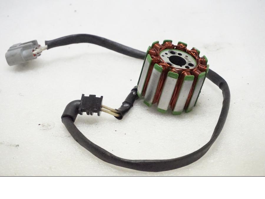 Framsidan på Generator från en Yamaha FZ1-S -2006 motorcykel.