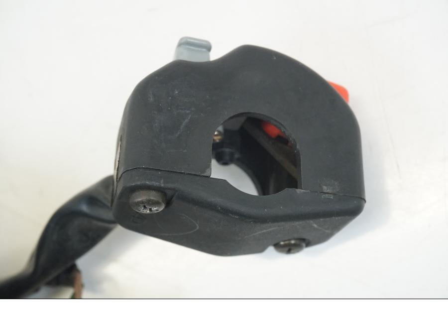 Snett uppifrån på Styrelreglage från en Yamaha YZF 1000 R1 -2004 motorcykel.