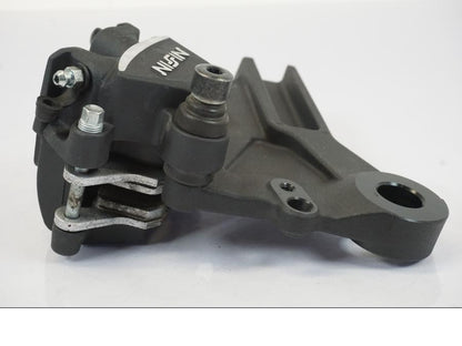 Vänster sida på Bromsok från en Triumph Trident -2021 motorcykel.