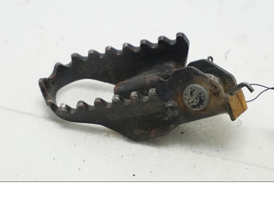 Framsidan på Fotpinne från en Suzuki DR 650 -1996 motorcykel.