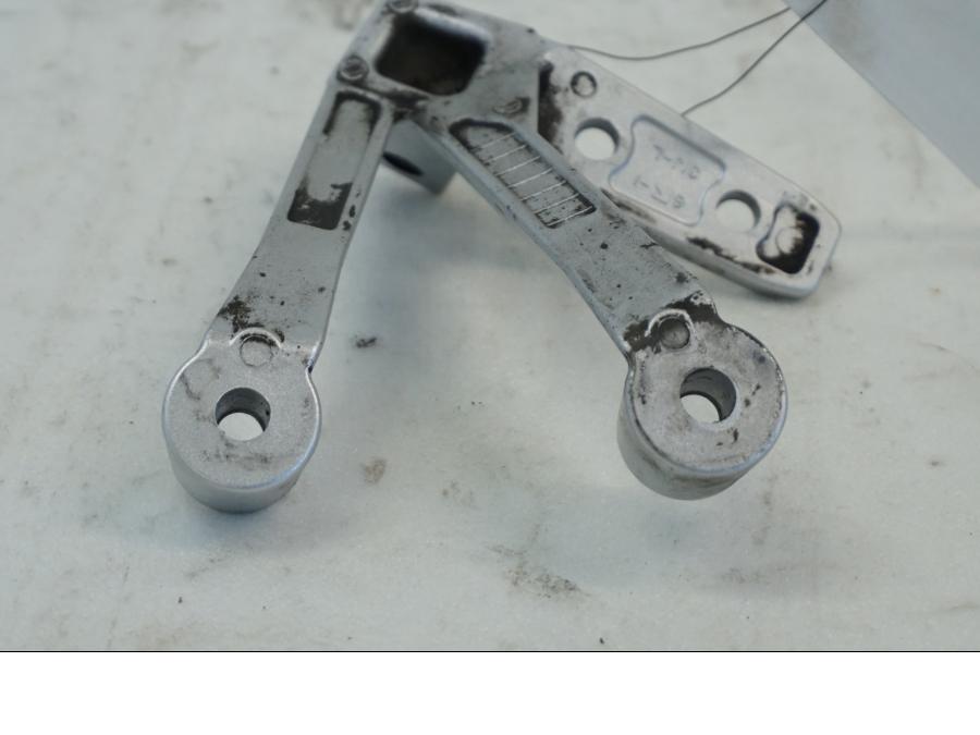 Baksidan på Fotpinnefäste från en Suzuki DL 1000 -2016 motorcykel.