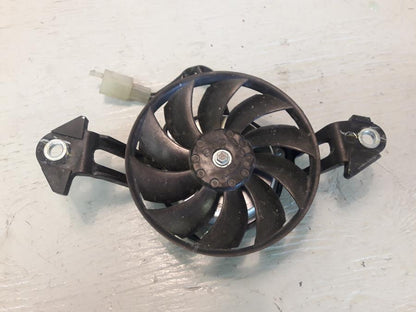 Framsidan på Vattenkylfläkt från en Yamaha WR 125 -2010 motorcykel.