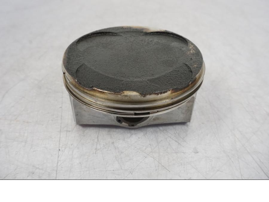 Höger sida på Kolv från en BMW R 1200 GS -2010 motorcykel.