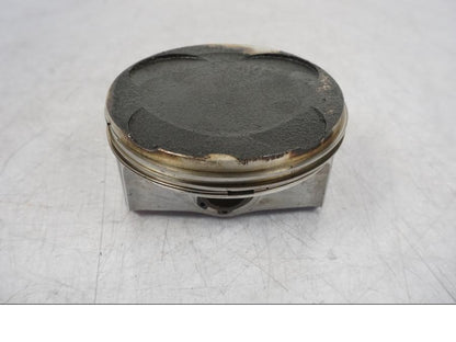 Höger sida på Kolv från en BMW R 1200 GS -2010 motorcykel.