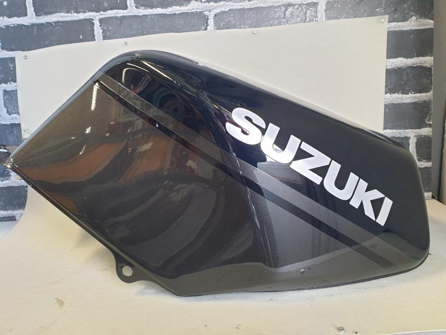 Framsidan på Bensintank från en Suzuki RG 125 -1993 motorcykel.