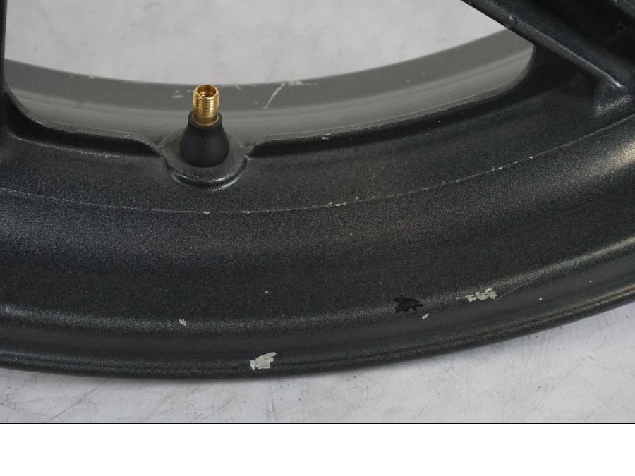 Vänster sida på Fälg från en Honda CB 750 -1996 motorcykel.