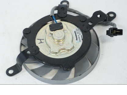 Baksidan på Vattenkylfläkt från en Yamaha YZF R6 -2006 motorcykel.