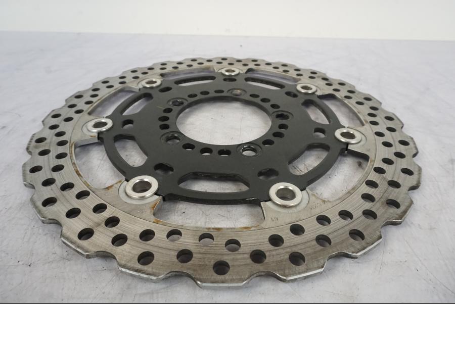 Snett nerifrån på Bromsskiva från en Kawasaki ER-6F -2010 motorcykel.