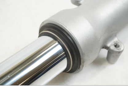 Snett uppifrån på Gaffelben från en BMW F 650 CS -2003 motorcykel.