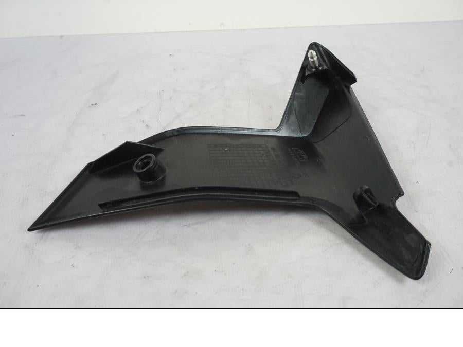 Snett uppifrån på Vattenkylkåpa från en KTM 1290 Super Duke -2019 motorcykel.