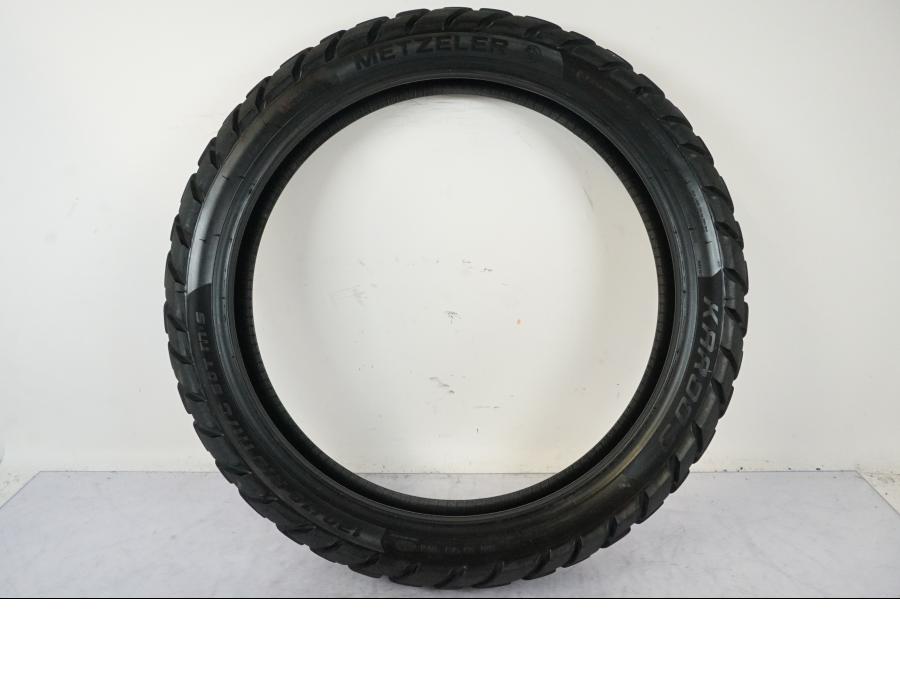Framsidan på <p>Begagnad däck av märket Metzeler.</p>

<p>Modell Karoo 3.</p>

<p>Dimension 120/70 R 19 M/C 60T M S. </p>

<p>Mönsterdjup ca: 40% kvar.</p>

<p>Tillv: Vecka 4, år 2019.</p> moped.