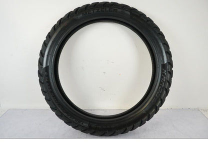 Framsidan på <p>Begagnad däck av märket Metzeler.</p>

<p>Modell Karoo 3.</p>

<p>Dimension 120/70 R 19 M/C 60T M S. </p>

<p>Mönsterdjup ca: 40% kvar.</p>

<p>Tillv: Vecka 4, år 2019.</p> moped.