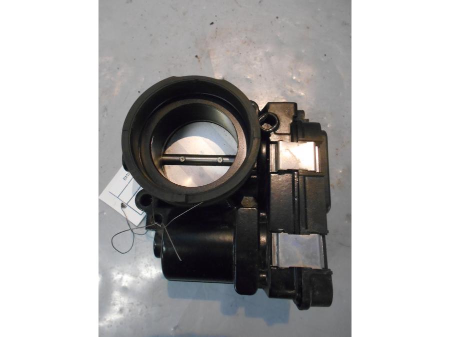 Höger sida på Spjällhus från en BMW R 1200 RS -2016 motorcykel.