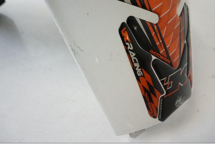 Extrabild2 på Tankkåpa från en KTM 125 Duke -2014 motorcykel.