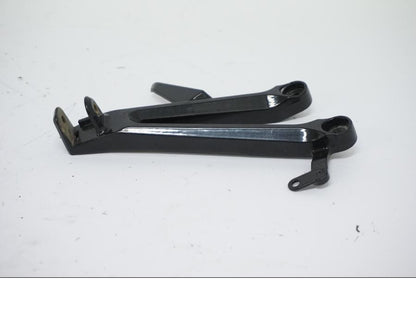 Vänster sida på Fotpinnefäste från en Honda CBR 1000 RR -2006 motorcykel.